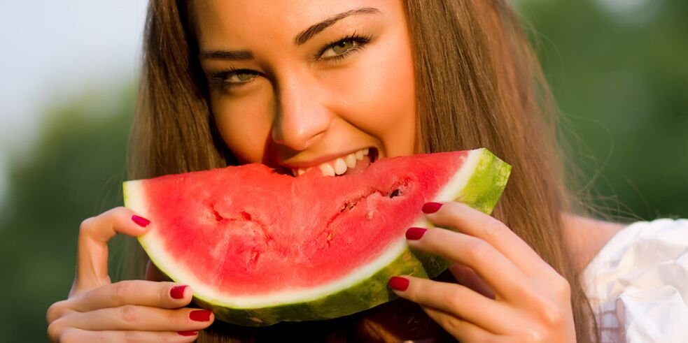 Egy fogyni vágyó lány finom görögdinnye diétát követ